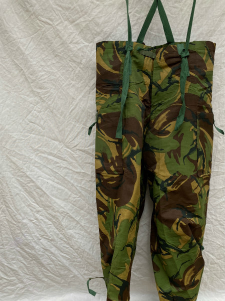 SUIT PROTECTIVE NBC No.1, MK 111B TROUSERS 8415-99-103-7143 SMALL REMPLOY LTD 1985 CT2B/1653 CAMO BRITISH ARMY 英国軍 吊りカーゴ_画像2