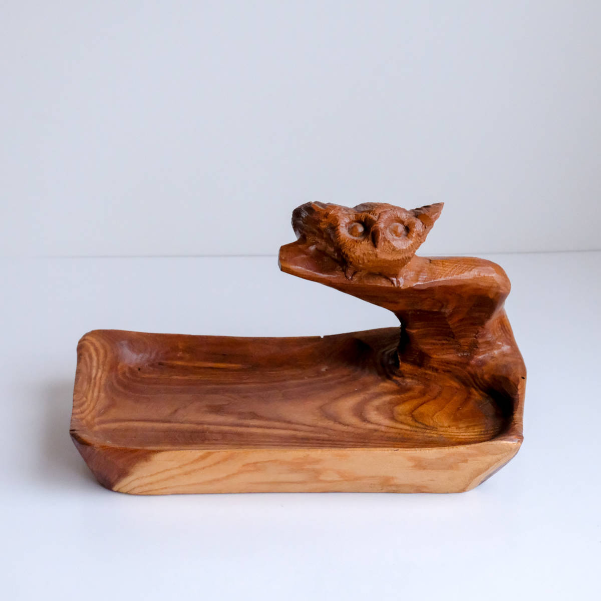 梟が彫られた木皿 北海道民芸品 置物 彫刻 木製彫刻 フクロウ 幅約31cm 高さ約19cm_画像4