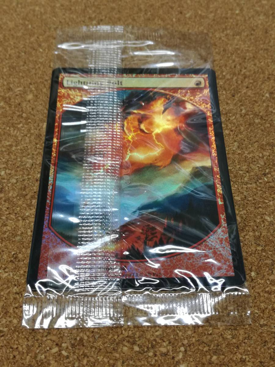 MTG 新品未開封 稲妻 Lightning Bolt Foil 英語版 1枚 褒章プログラム 赤_画像1