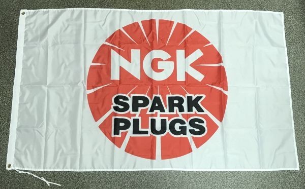 NGK Spark Plug スパークプラグ ロゴ 特大フラッグ 装飾 ガレージ コレクション タペストリー 旗 バナー 150x90　NC9_画像1