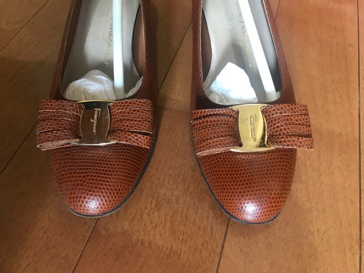 Salvatore Ferragamo フェラガモ ヴァラ 型押しパンプス 値下げしま