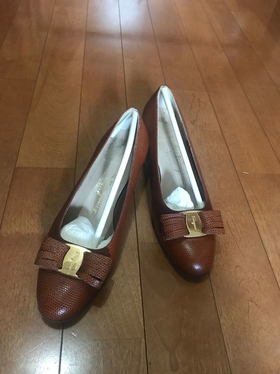 Salvatore Ferragamo フェラガモ ヴァラ 型押しパンプス 値下げしま