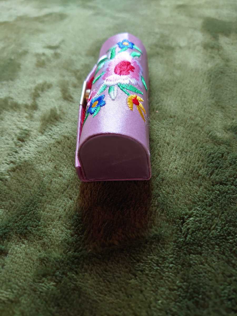 昭和レトロ　未使用　素敵な刺繍の口紅ケース　ピンク色　中に鏡付き_画像3