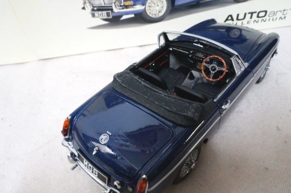 オートアート MGB ロードスター MKⅡ 1/18 ミニカー 難あり