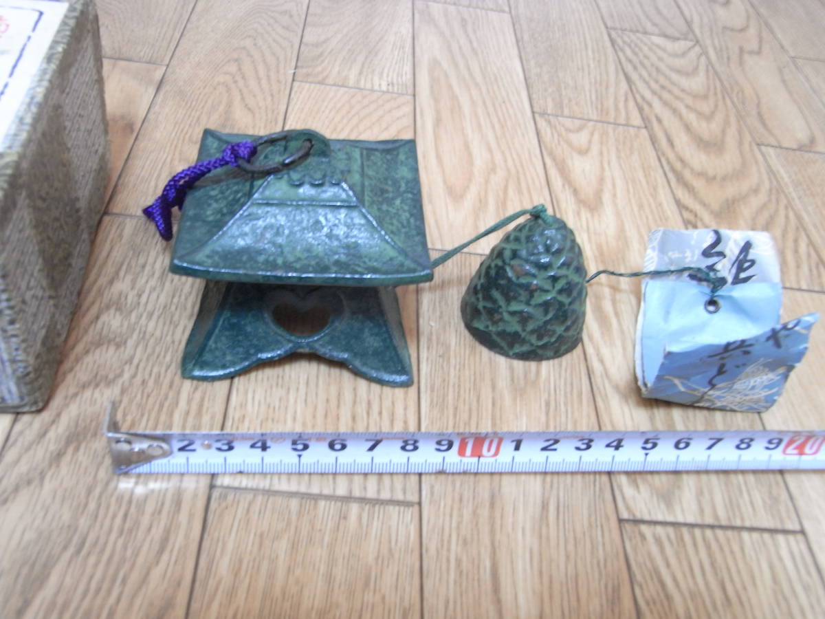 陸奥みちのく風鈴南部鉄器燈籠屋根方角透かし屋根下に緑色松の実日本代购 买对网 陸奥みちのく風鈴南部鉄器燈籠屋根方角透かし屋根下に緑色松の実日本代购 买对网