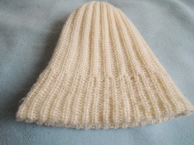 ★とても可愛いくて暖かいです♪手編みの毛糸の帽子です・おしゃれなホワイトでチャーミングなデザイン！★超便利なサービス品付き！_伸ばした感じで被ってもお洒落です♪