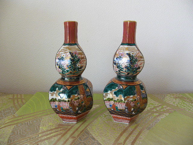 210. Kutani sake cup and bottle sake bottle one against 