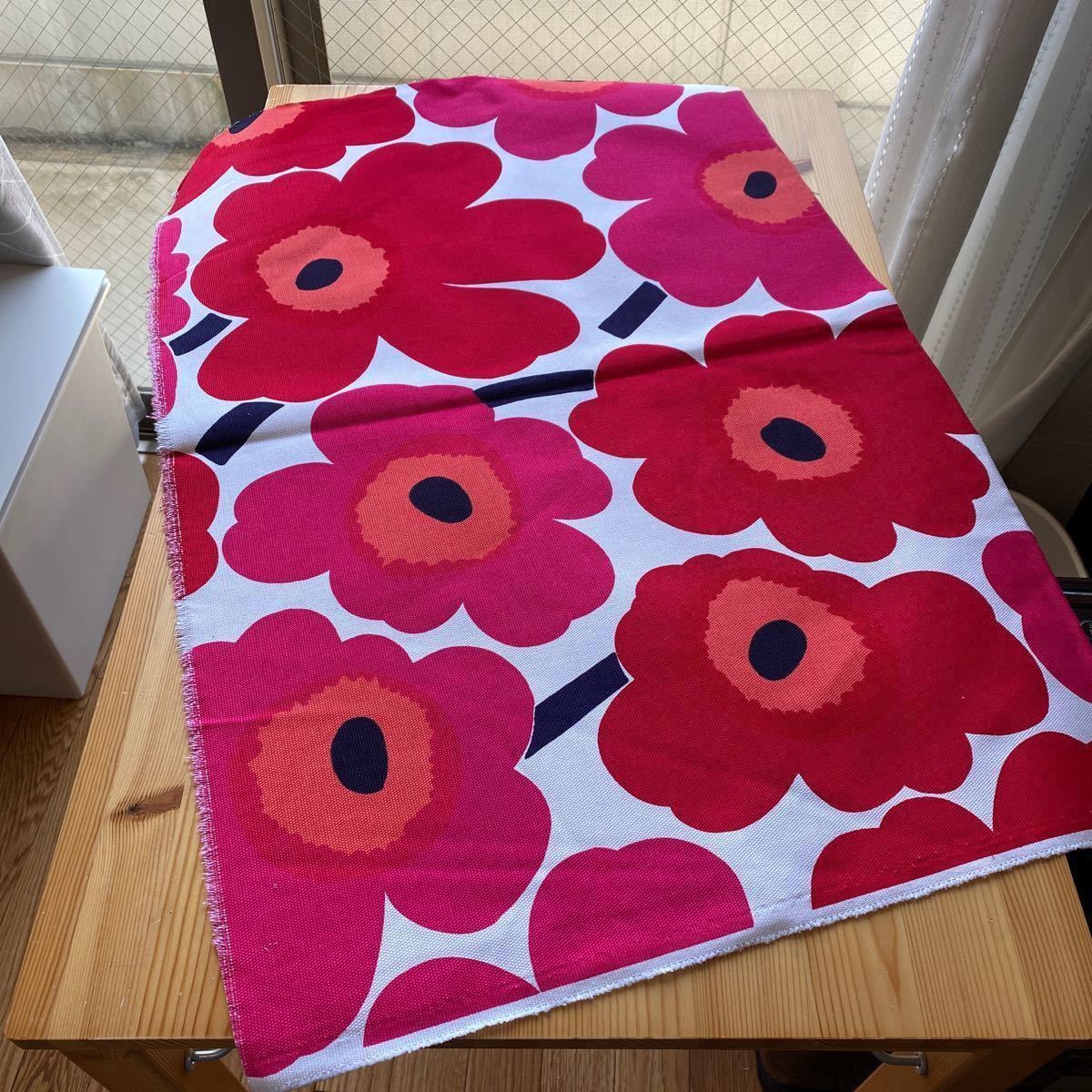 マリメッコ ウニッコ 厚地キャンバス生地 75×50 赤 ピンク marimekko