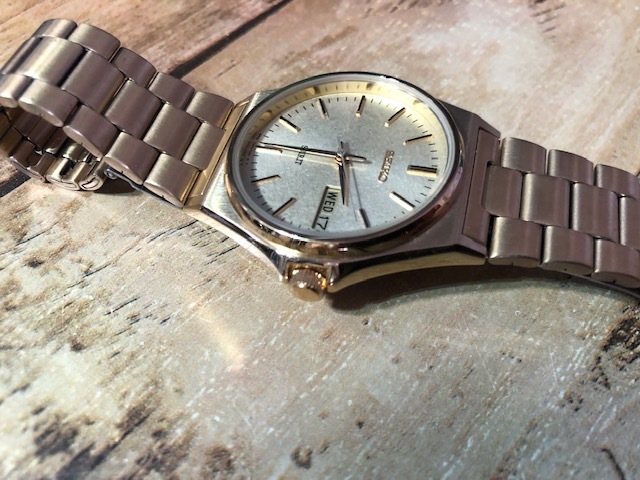 BK0215 美品 レア ヴィンテージ SEIKO セイコー スピリット デイデイト ゴールドカラー 純正ブレス 7N43-7180 クオーツ メンズ 腕時計_画像3