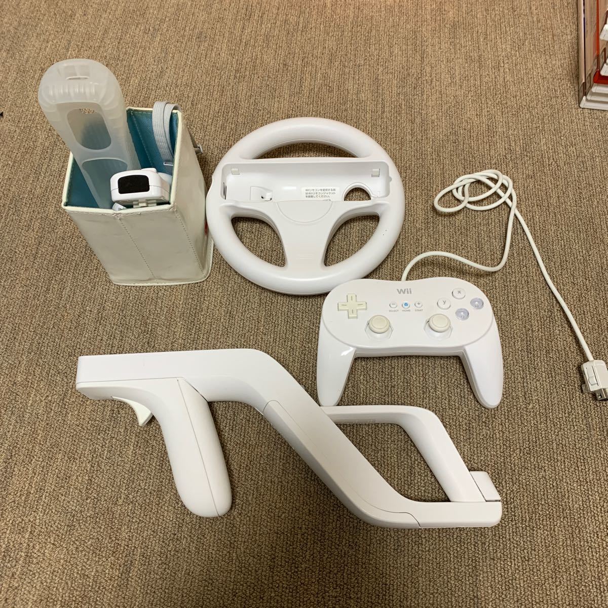 Nintendo Wii本体 ソフト10本 各種コントローラーなど（中古）