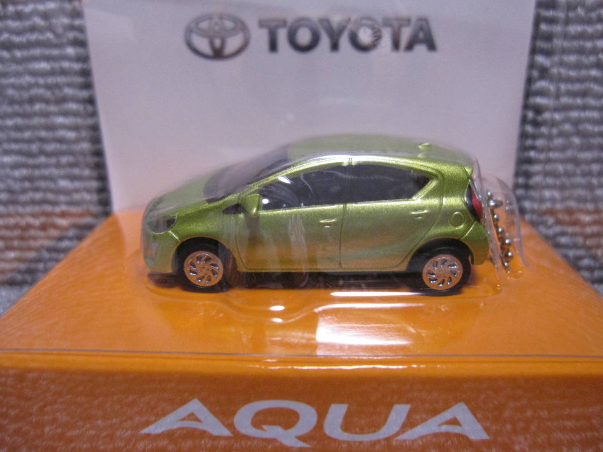 【LEDライト キーホルダー ミニカー】トヨタ TOYOTA アクア AQUA 後期 フレッシュグリーンマイカメタリック 未使用品 非売品 販促品 色見本_画像2