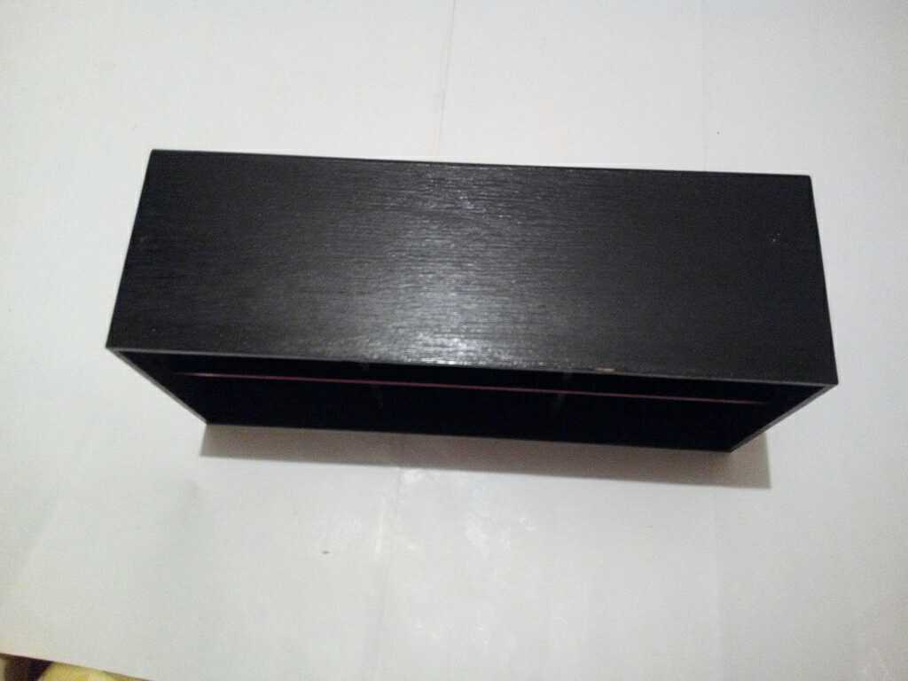 黒い木の箱。新品。小物入れに良いです。赤のラインがおしゃれです。小物整理にも役立ちます。お料理に小鉢を入れても素敵です。_上です。
