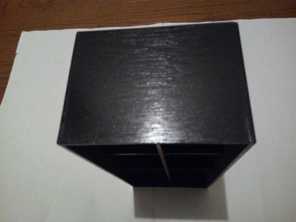 黒い木の箱。新品。小物入れに良いです。赤のラインがおしゃれです。小物整理にも役立ちます。お料理に小鉢を入れても素敵です。_右の上です。