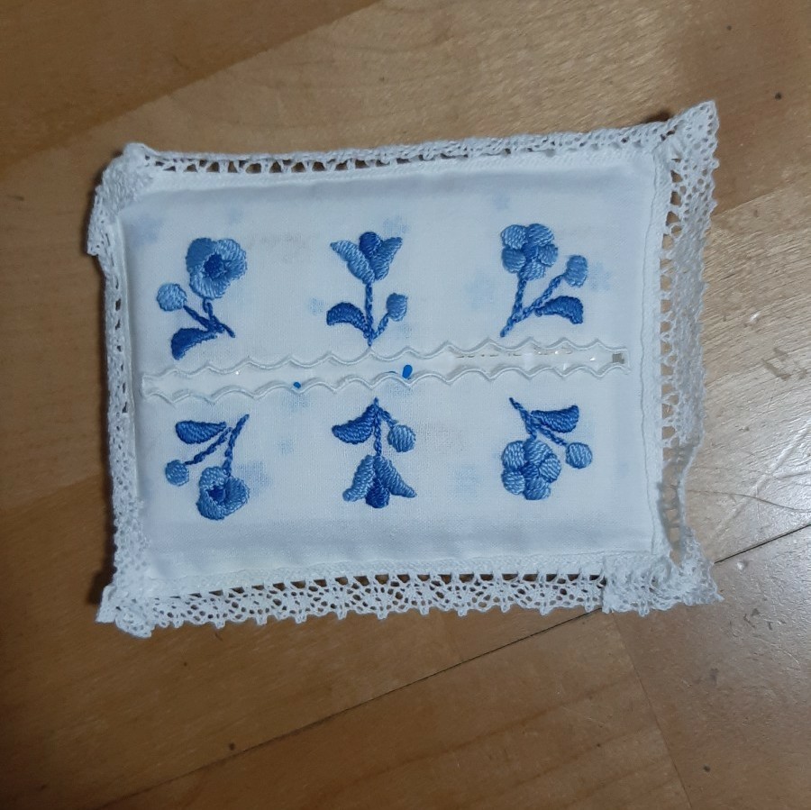 手作り　白地にブルー色可愛い花柄刺繍入り　ティッシュペーパ―入れ　新品未使用
