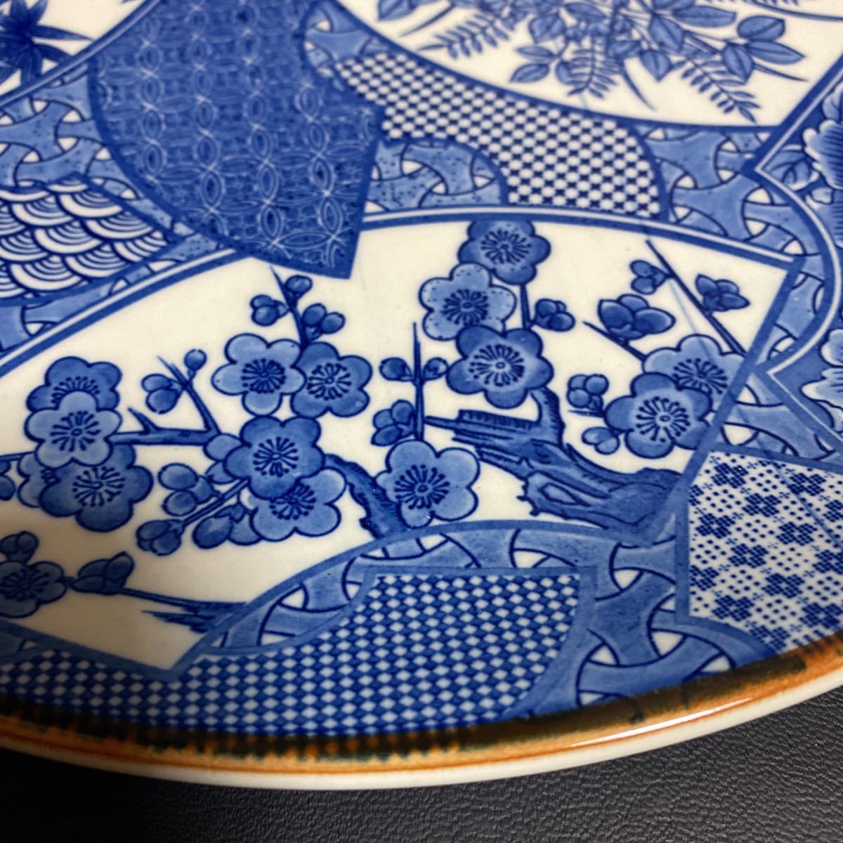 古伊万里/伊万里焼？染付 梅　牡丹　竹　菖　菊絵 中皿 /大皿　直径31cm 古美術 工芸品_画像2