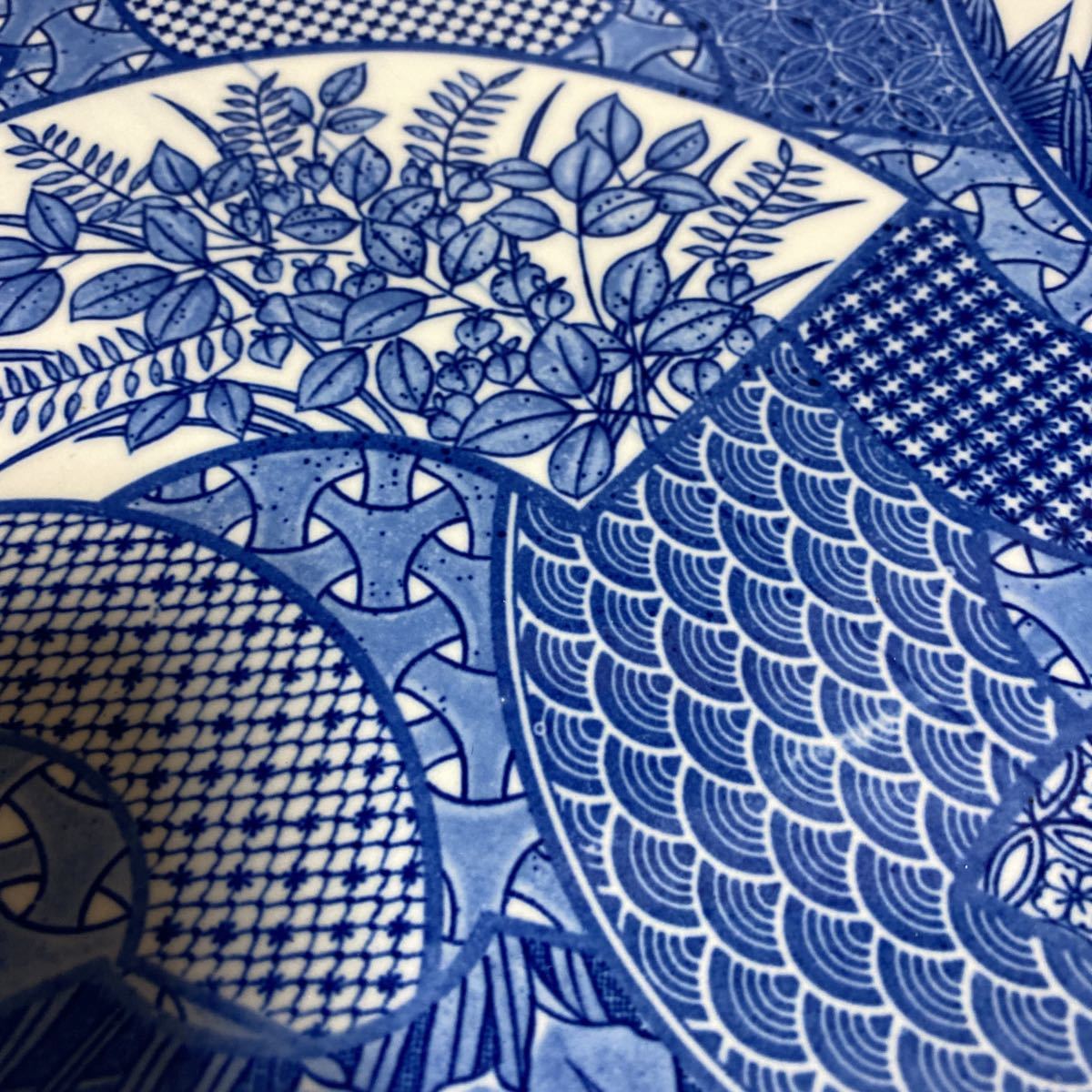 古伊万里/伊万里焼？染付 梅　牡丹　竹　菖　菊絵 中皿 /大皿　直径31cm 古美術 工芸品_画像9