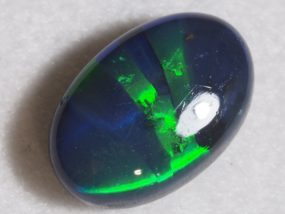 天然ブラックオパール ルース 0.745 ct、ソーティング付、ケース入り