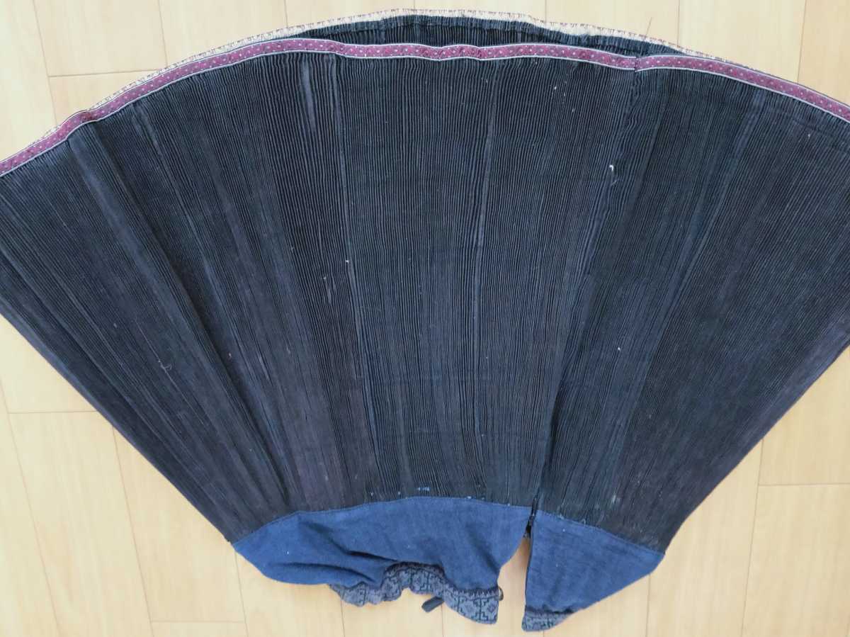 中国 少数民族の布 プリーツスカート 藍染 ミャオ族の民族衣装 セミアンティーク トライバルインテリア ハンドメイドテキスタイル 