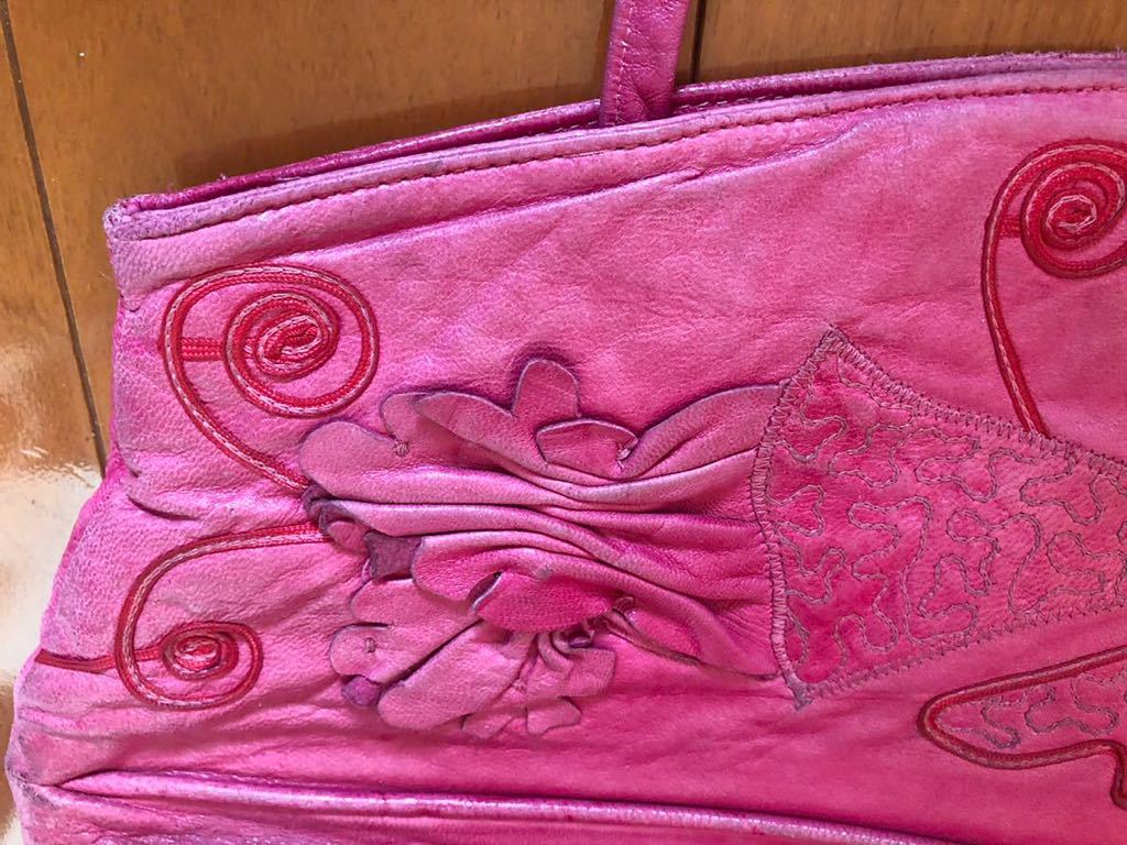 立體のお花や刺繍が素敵です