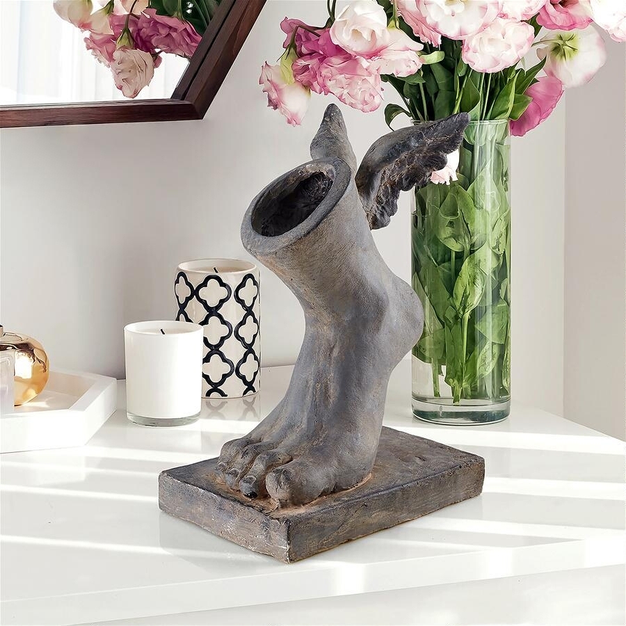 ヘルメス神の足の彫刻 ドライフラワー造花の花瓶にもインテリア置物