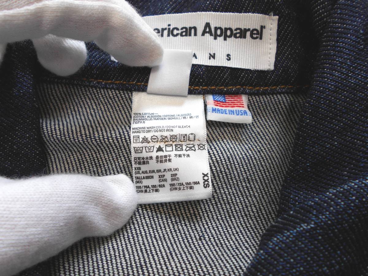 〔 送料無料！ 〕 American Apparel アメリカンアパレル インディゴブルー デニム ジャケット ( Gジャン 洗える 男女兼用 ユニセックス )_商品タグと『アメリカ製』の表記のアップ