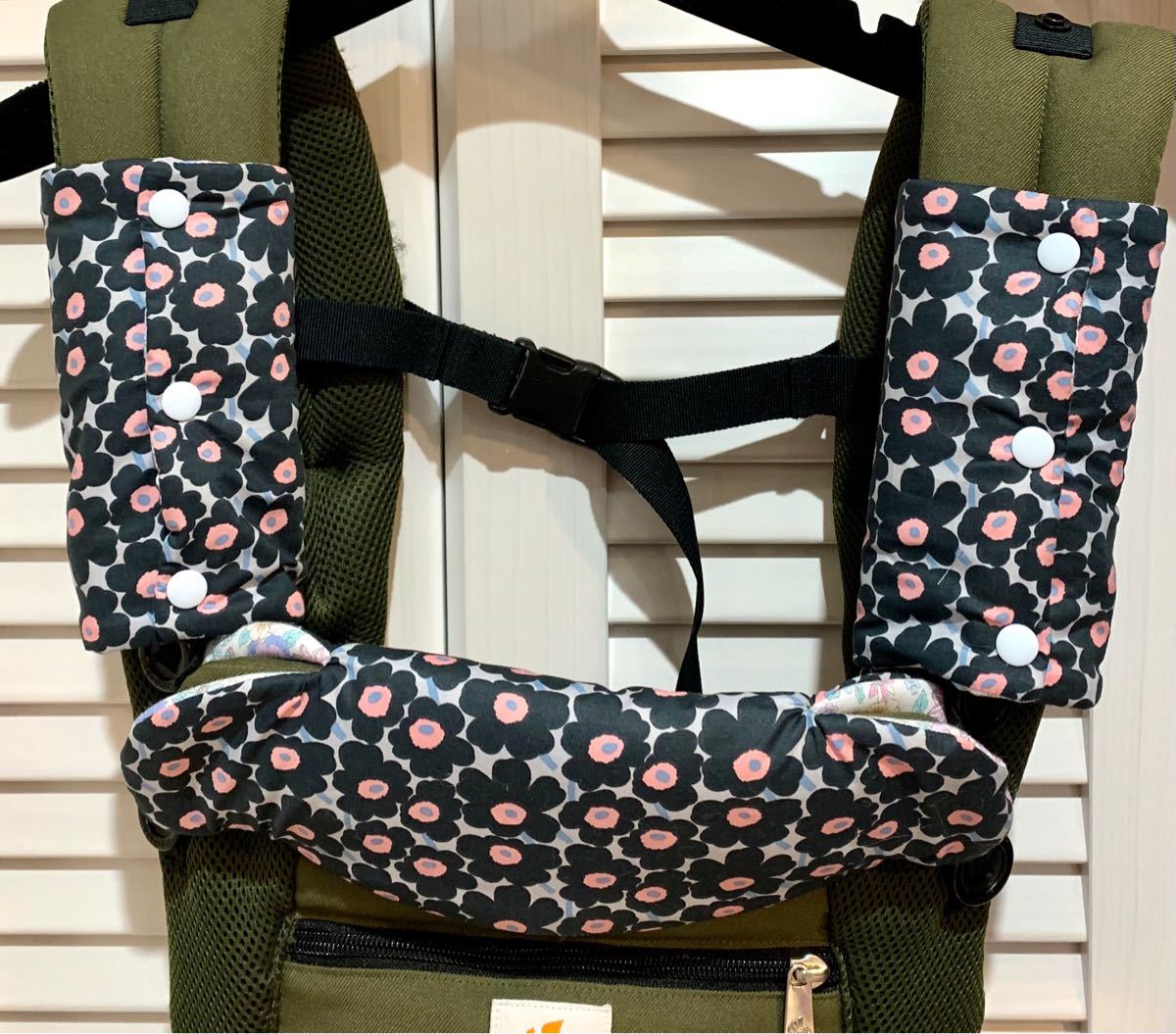 Paypayフリマ ハンドメイド 抱っこ紐よだれカバー 首回りカバー 黒 青系花柄ガーゼ エルゴベビー 抱っこひも ヨダレカバー Paypayフリマ ハンドメイド 抱っこ紐よだれカバー 首回りカバー 黒 青系花柄ガーゼ エルゴベビー 抱っこひも ヨダレカバー