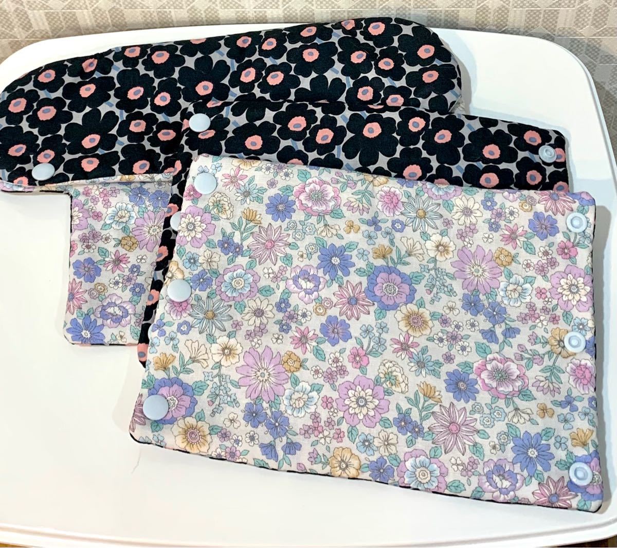 Paypayフリマ ハンドメイド 抱っこ紐よだれカバー 首回りカバー 黒 青系花柄ガーゼ エルゴベビー 抱っこひも ヨダレカバー Paypayフリマ ハンドメイド 抱っこ紐よだれカバー 首回りカバー 黒 青系花柄ガーゼ エルゴベビー 抱っこひも ヨダレカバー