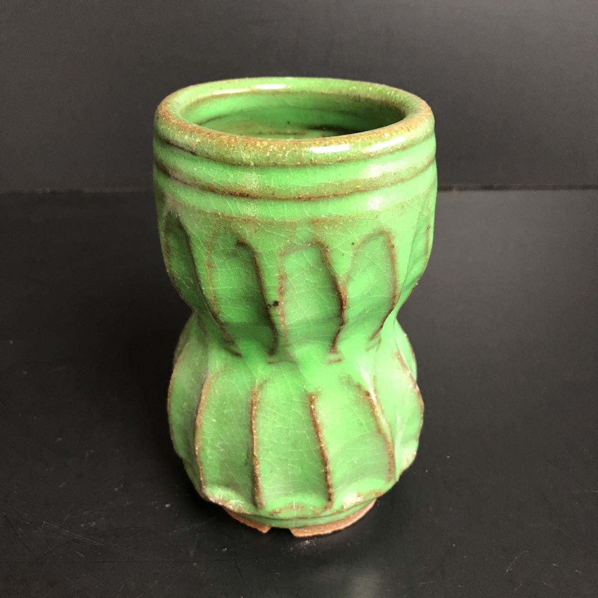 [J059] 美術陶器 在印 緑彩釉 花瓶 高さ約13cm 花器 花入 花生 一輪挿し 飾り壷 インテリア オブジェ_画像2