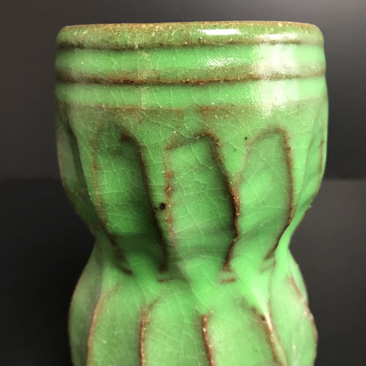 [J059] 美術陶器 在印 緑彩釉 花瓶 高さ約13cm 花器 花入 花生 一輪挿し 飾り壷 インテリア オブジェ_画像3