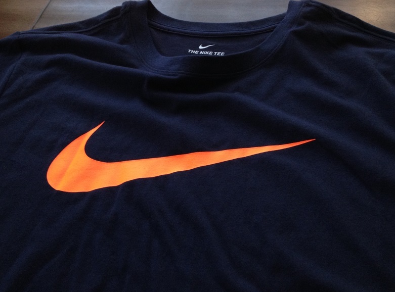 【既決USA】NIKE・ ナイキ@完売胸元【NIKE】ロゴ入半袖Tシャツ【Nike Men's Swoosh Logo Dri-Fit Short T-Shirt】 紺 x Orange @2XL_画像7