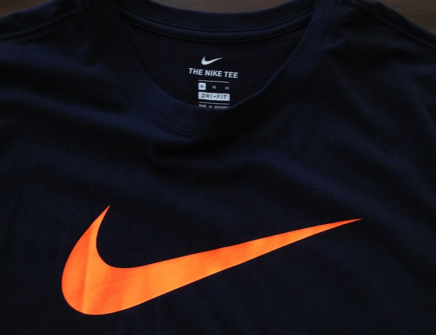 【既決USA】NIKE・ ナイキ@完売胸元【NIKE】ロゴ入半袖Tシャツ【Nike Men's Swoosh Logo Dri-Fit Short T-Shirt】 紺 x Orange @2XL_画像5