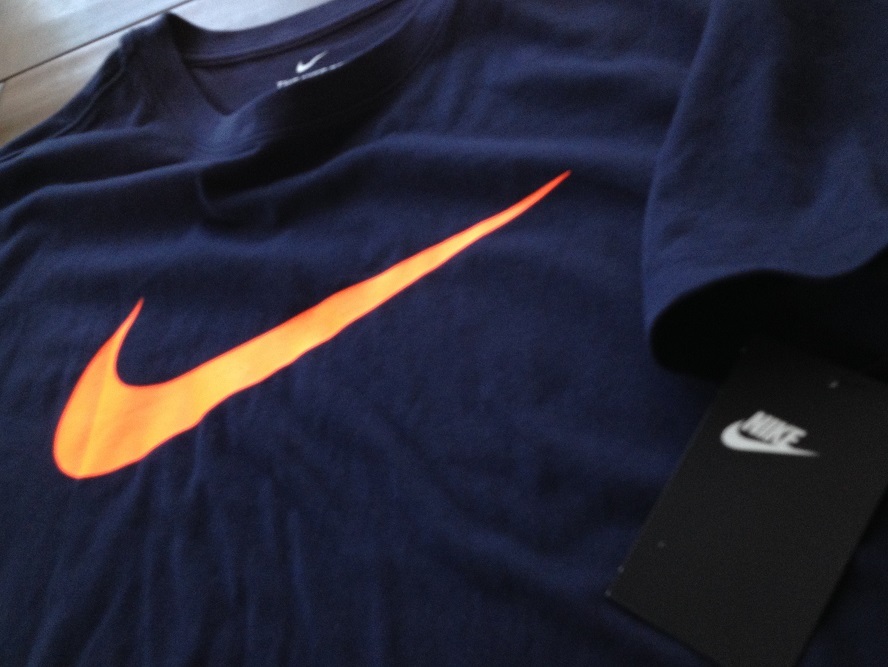 【既決USA】NIKE・ ナイキ@完売胸元【NIKE】ロゴ入半袖Tシャツ【Nike Men's Swoosh Logo Dri-Fit Short T-Shirt】 紺 x Orange @2XL_画像9
