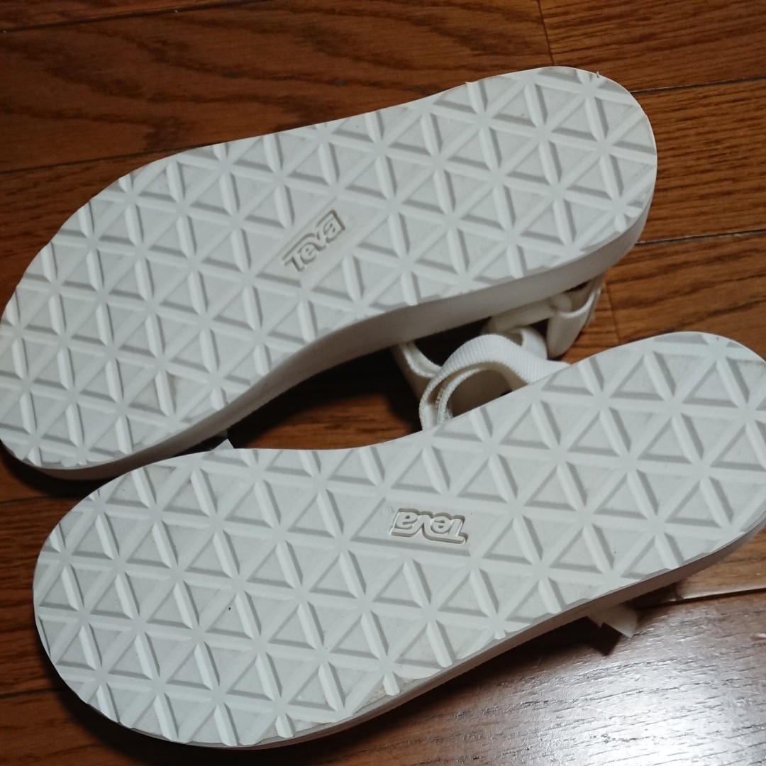 Teva 白スポーツサンダル24.0