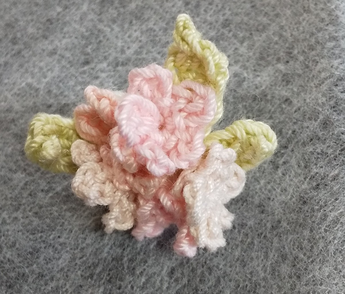 ハンドメイド かぎ針編みのハンドジェルホルダー（小花ブローチ)