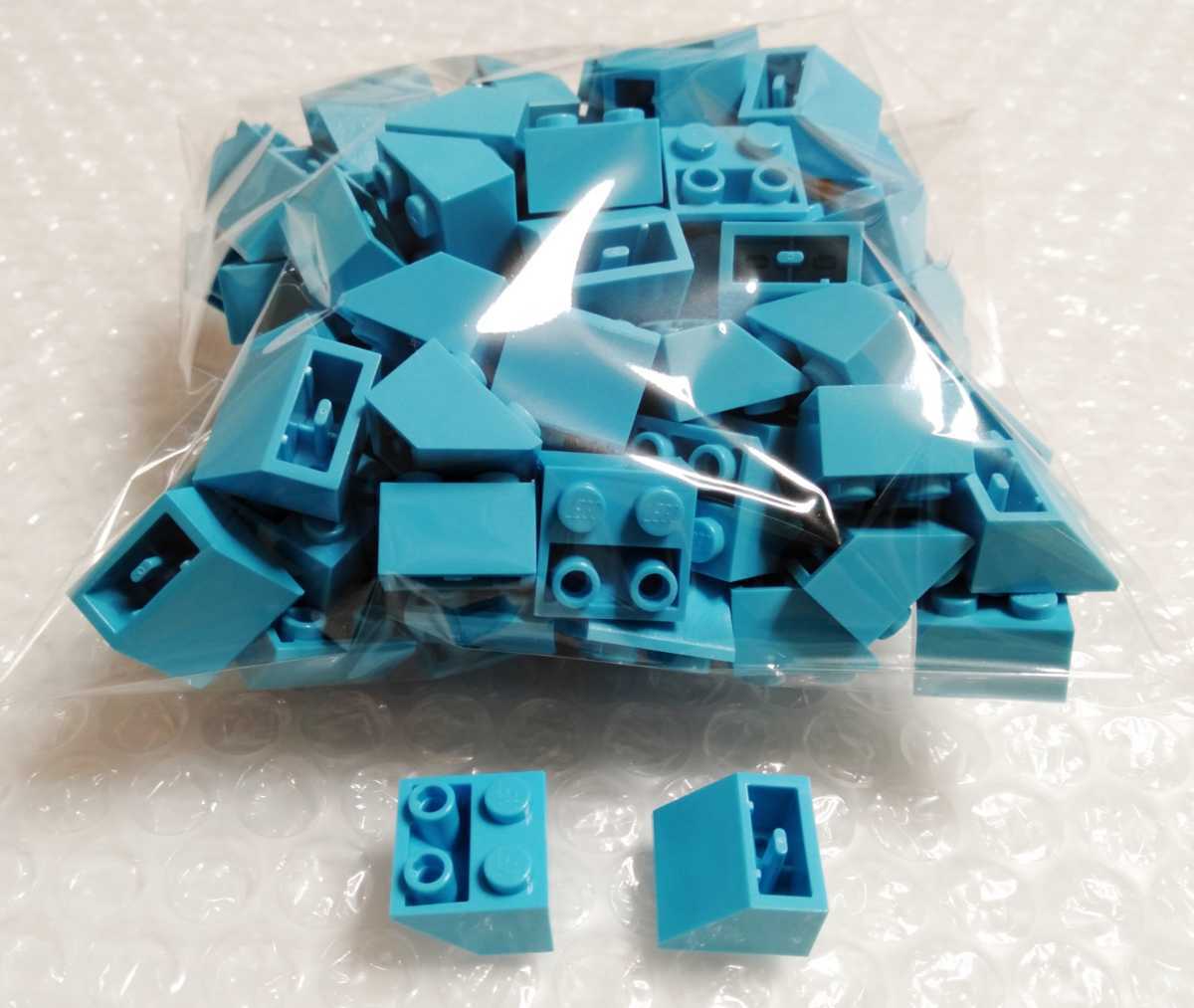 100個　2×2　逆スロープ　ミディアムアズール　未組立　未使用　LEGO　レゴ　レゴブロック　部品　パーツ_画像1