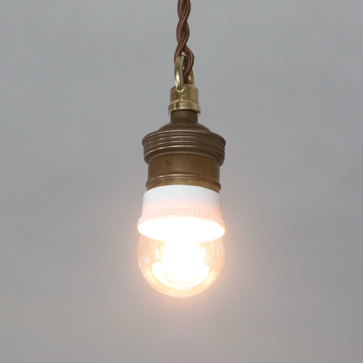 フランス 白磁ソケット吊下げランプ アンティーク ペンダント ライト 磁器 陶器 真鍮 工業系 照明_画像2