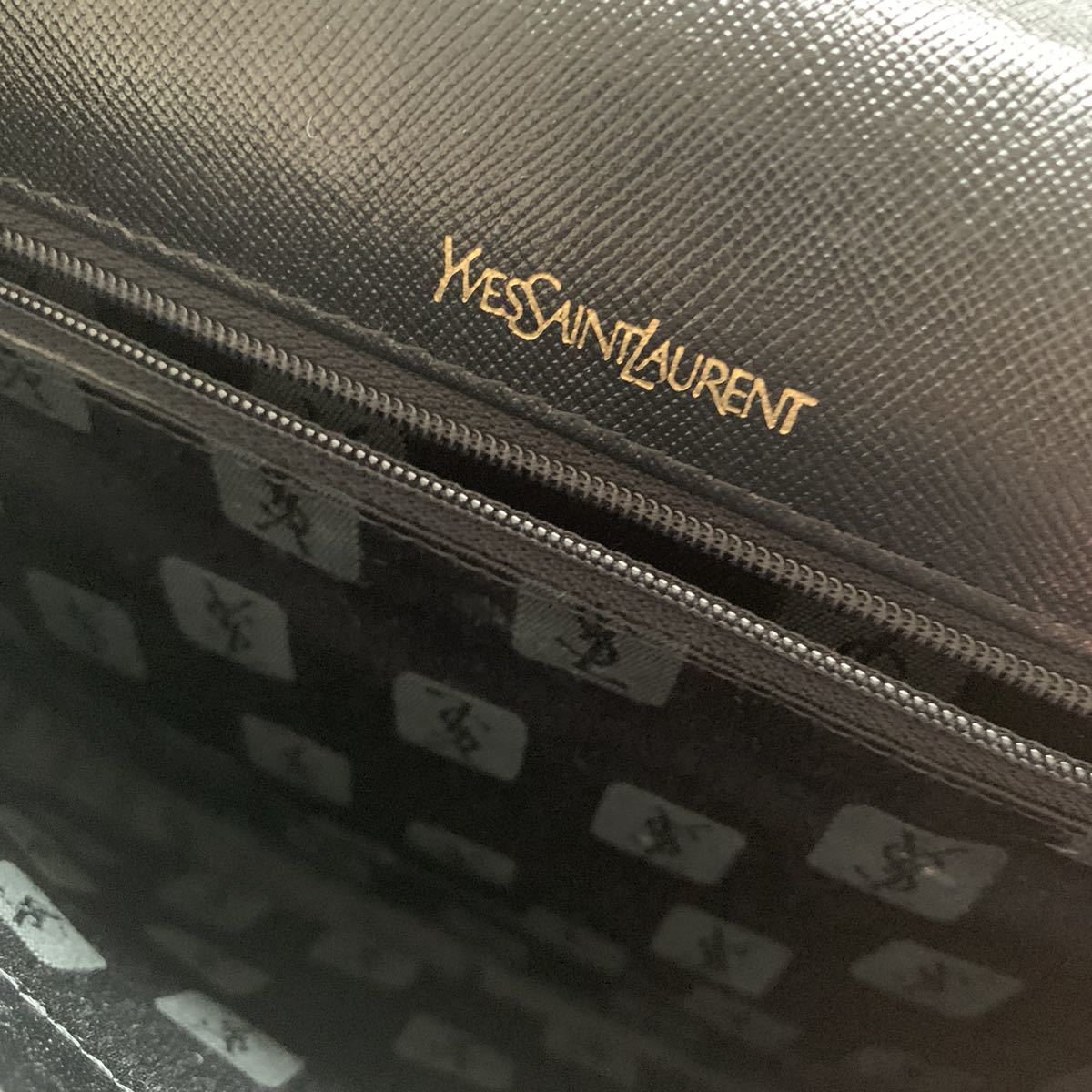 【送料無料】Yves Saint Laurent イブサンローラン ロゴ ショルダーバッグ　斜め掛け　YSL ロゴ刻印　ブラック　黒　カバン_画像9