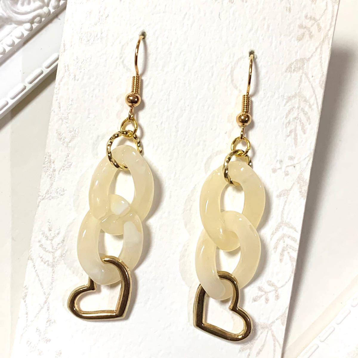 Paypayフリマ アクリルチェーンとハートのピアス Paypayフリマ アクリルチェーンとハートのピアス