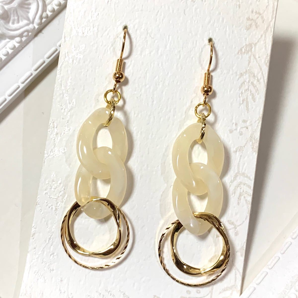 Paypayフリマ アクリルチェーンとダブルリングのピアス Paypayフリマ アクリルチェーンとダブルリングのピアス