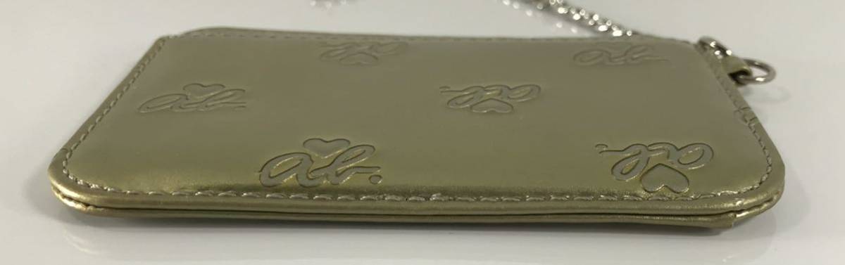 美品 agnes b VOYAGE アニエス・ベー 可愛い エナメル ゴールド ロゴ柄 軽量 チェーン付きパスケースです。