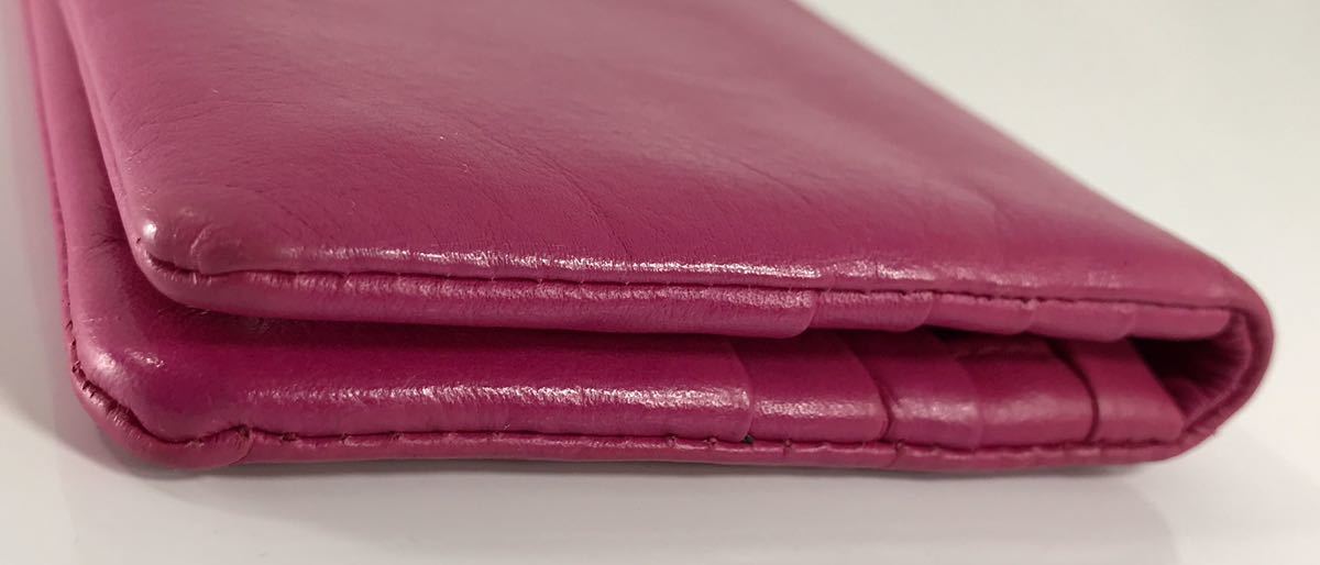 美品 agnes b VOYAGE アニエス・ベー 可愛い 2つ折り小銭入れ付き ピンク 本革レザー ロゴハートプル付き 軽量 長財布 です。