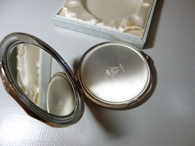 Φ White Butterfly ... skill compact mirror case Φ