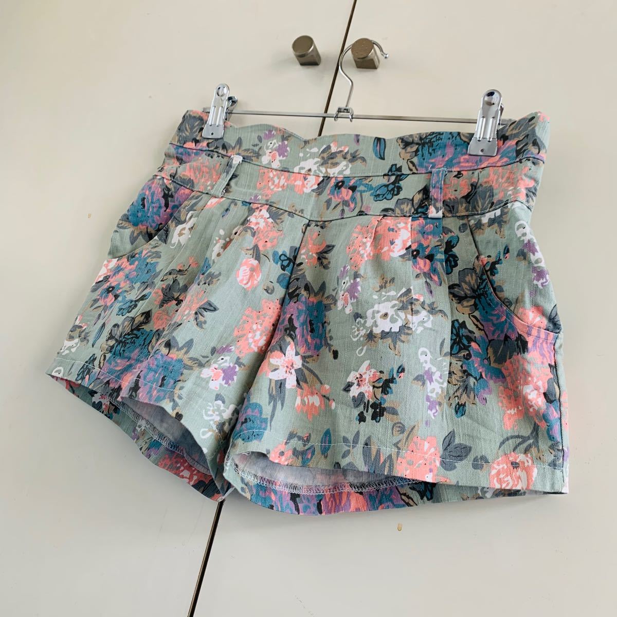 Paypayフリマ ボタニカル柄ショートパンツ ショーパン ガーリー フェミニン 春服 春コーデ Paypayフリマ ボタニカル柄ショートパンツ ショーパン ガーリー フェミニン 春服 春コーデ