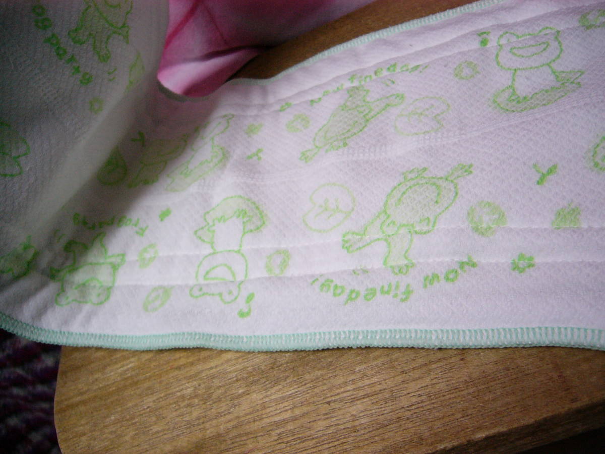 おしめで出来た尿取りパッド 黄緑の蛙　カエル(1点物)　中におしめが10枚入る-ミシンでガッチリ縫う もこもこ-ギュウギュウ　他柄を出品中_画像2