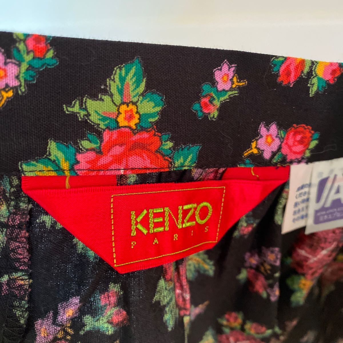 Kenzo ケンゾー 花柄 エプロン 黒 ピンク系薔薇 年クロゼット フリルが可愛い お洒落エプロン ワンピースやスカートにプラスok ケンゾー 売買されたオークション情報 Yahooの商品情報をアーカイブ公開 オークファン Aucfan Com