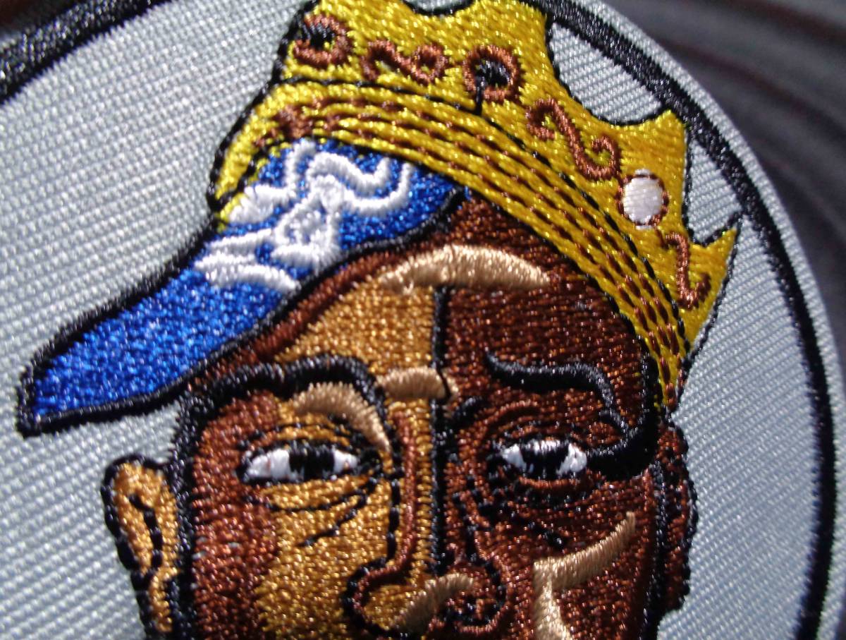 円型（灰）新品 TUPAC SHAKUR PATCH 2PAC ROUND HIP-HOP RAP FACE　王冠　2パック　ラップ　ヒッポホップ　　刺繍ワッペン（パッチ）◆ _画像3