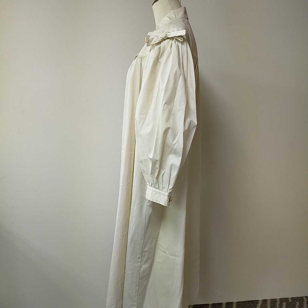 コットン スプリングコート ドレス用コート ライトベージュ MELLOW フォーマルコート 春物コート ステンカラーコート テント型 一枚仕立て_肩部分にリボンデザイン