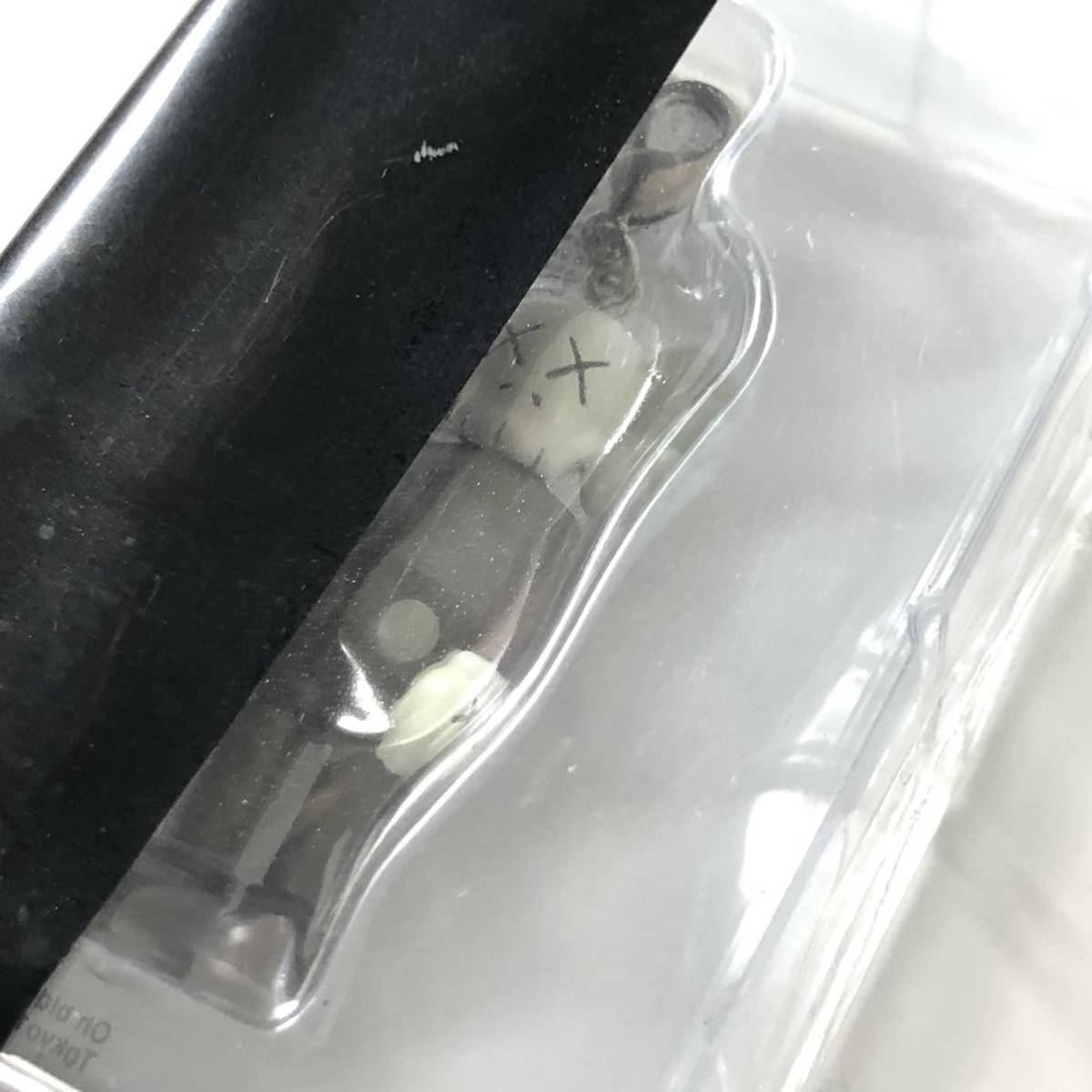 KAWS COMPANION Key Chain ORIGINALFAKE ブラウン 未開封 カウズ コンパニオン オリジナルフェイク キーチェーン キーホルダー 茶 グレー_画像4