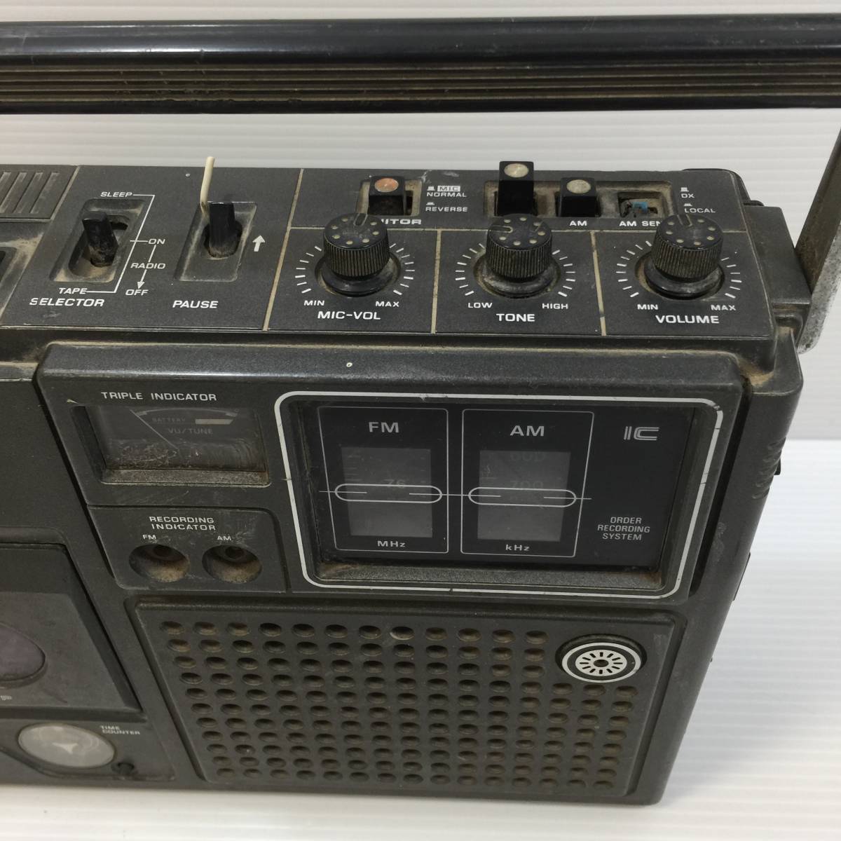 〇【ジャンク品】SHARP シャープ GF-77M ラジオ付テープレコーダー ラジカセ 昭和レトロ アンティーク 再生機 (NF210317)Zi-432-223_画像4