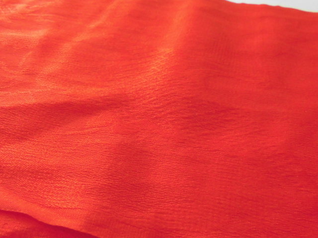 正絹／明るめのきれいな赤色の錦紗地に群れ飛ぶ鶴柄の帯揚げ_画像4